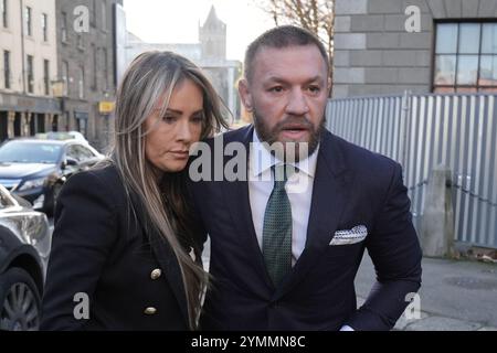 Der Mixed Martial Arts Kämpfer Conor McGregor und sein Partner Dee Devlin vor dem High Court in Dublin, wo er wegen einer Verletzung gegen ihn auftaucht. Nikita Hand, auch bekannt als Nikita Ni Laimhin, behauptet, sie sei im Dezember 2018 von McGregor in einem Hotel in Dublin vergewaltigt worden. Bilddatum: Freitag, 22. November 2024. Stockfoto