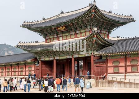 Touristen, die am 4. November 2023 den Königspalast der Joseon-Dynastie in Seoul, Südkorea, besuchen Stockfoto