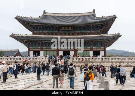 Touristen, die am 4. November 2023 den Königspalast der Joseon-Dynastie in Seoul, Südkorea, besuchen Stockfoto