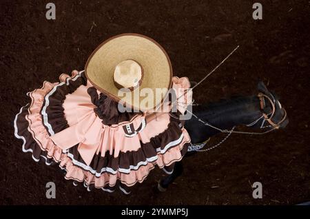 Eine Esccaramuza des Teams Anahuac von Tecamac reitet ihr Pferd in einem Rodeo-Wettbewerb in Mexiko-Stadt Stockfoto