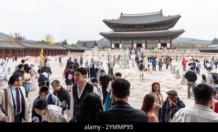 Touristen, die am 4. November 2023 den Königspalast der Joseon-Dynastie in Seoul, Südkorea, besuchen Stockfoto