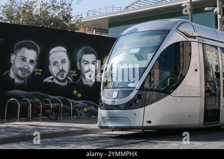 Jerusalem, Israel. November 2024. Ein riesiges Wandgemälde des israelischen Künstlers Benzi Brofman zeigt die Porträts von sieben entführten Bewohnern der Gegend um Jerusalem vor Zehntausenden von täglich Reisenden, die den Bahnhof Yitzhak Navon, den zentralen Busbahnhof und die Stadtbahn in Jerusalem passieren. Zu sehen sind Porträts von Avinathan oder Elia Cohen, Eitan Mor, Karina Ariev, Rom Breslavsky, Elkana Bohbot und der verstorbene Uriel Baruch, da 101 israelische Geiseln in Gefangenschaft der Hamas in Gaza verbleiben, jetzt 412 Tage. Quelle: Nir Alon/Alamy Live News Stockfoto