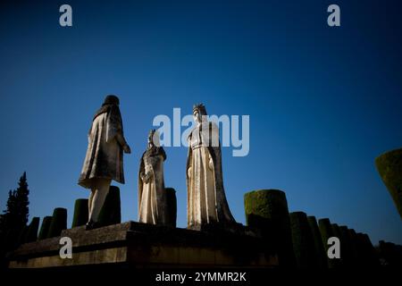 Statuen der katholischen Könige und Cristopher Kolumbus schmücken das Alcazar de los Reyes Cristianos oder das Schloss der christlichen Könige in Cordoba, Andalusien, Spanien. Stockfoto