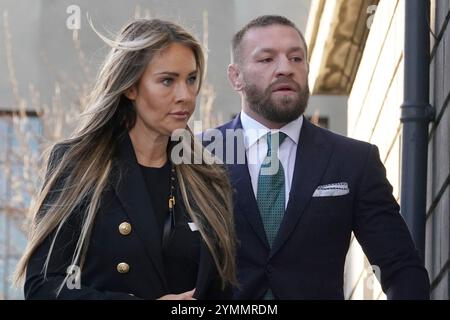 Der Mixed Martial Arts Kämpfer Conor McGregor und sein Partner Dee Devlin vor dem High Court in Dublin, wo er wegen einer Verletzung gegen ihn auftaucht. Nikita Hand, auch bekannt als Nikita Ni Laimhin, behauptet, sie sei im Dezember 2018 von McGregor in einem Hotel in Dublin vergewaltigt worden. Bilddatum: Freitag, 22. November 2024. Stockfoto
