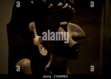 Eine Statue einer Frau mit einer großen Nase ist im Nationalmuseum für Anthropologie in Mexiko-Stadt am 1. Dezember 2011 ausgestellt. Das Nationalmuseum von Ant Stockfoto