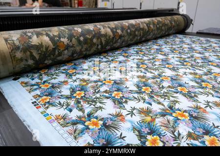 Stoffdruckmaschine in einer Textilfabrik aus nächster Nähe. Stockfoto