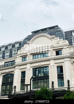 Paris, Frankreich - 19. Juni 2024: Ein wunderschön gestaltetes historisches Louis Vuitton Gebäude mit kunstvollen architektonischen Elementen und großen Fenstern Stockfoto