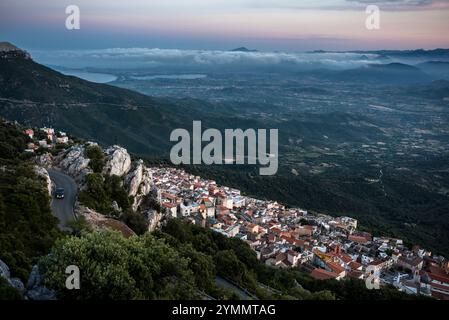 Landschaft von Baunei, einem kleinen Dorf in Oglistra, Sardinien, Italien. Stockfoto