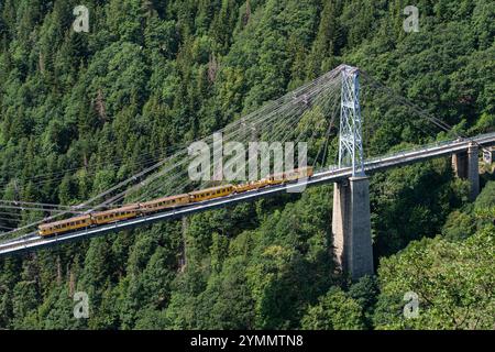 Planès (Südfrankreich): Gelber Zug auf der Hängebrücke ‚pont de Cassagne‘ oder ‚pont Gisclard‘ *** örtlicher Titel *** Stockfoto