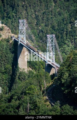 Planès (Südfrankreich): Gelber Zug auf der Hängebrücke ‚pont de Cassagne‘ oder ‚pont Gisclard‘ *** örtlicher Titel *** Stockfoto