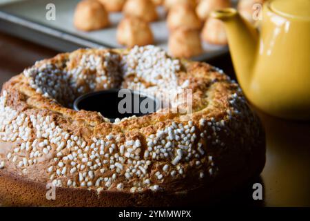 Köstlicher gebackener Kuchen, der zum Frühstück auf einem Tisch mit anderen Süßigkeiten bereit ist Stockfoto