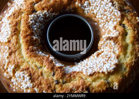 Voller Rahmen von gebündeltem Kuchen, dekoriert mit Kristallzucker und Schokoladenchips Stockfoto
