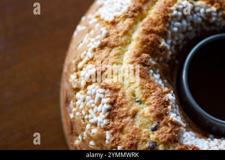 Teil eines Bündelkuchens in einer Bündelkuchenform, dekoriert mit Granulatzucker, Kopierraum Stockfoto