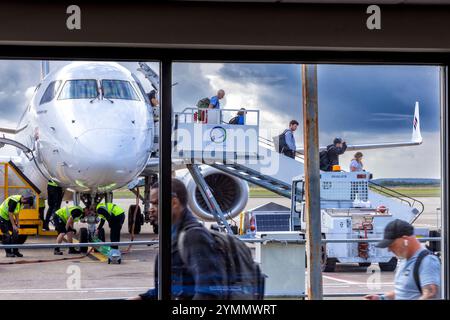 Blick auf ankommende Passagiere der KLM Eastern Airline durch das Fenster der Abflug-Lounge, Teesside International Airport, Darlington, County Durham, England Stockfoto