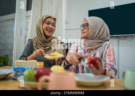 Eine Gruppe fröhlicher Freunde genießt gerne gemeinsam das Frühstück im Komfort ihres Zuhauses Stockfoto