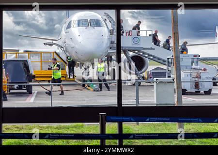 Blick auf ankommende Passagiere der KLM Eastern Airline durch das Fenster der Abflug-Lounge, Teesside International Airport, Darlington, County Durham, England Stockfoto