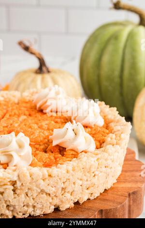 Vom Kürbiskuchen inspirierte Rice Krispie-Leckerlis mit Schlagoberteil Stockfoto