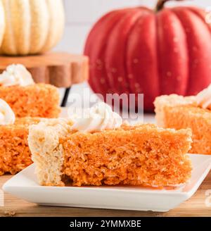 Rice Krispie behandelt Scheiben, die als Kürbiskuchen mit Schlagsahne gestylt sind Stockfoto