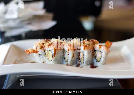Nahaufnahme von Sushi-Brötchen mit Garnelen und Lachs auf weißem Teller Stockfoto