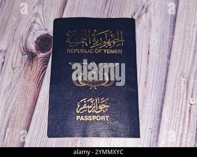 Pass der Republik Jemen, Jemen Pass, ein von der Einwanderungsbehörde und N ausgestelltes staatliches Dokument, das von jemenitischen Bürgern für internationale Reisen verwendet wird Stockfoto