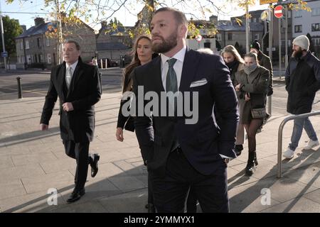 Der Mixed Martial Arts Kämpfer Conor McGregor und sein Partner Dee Devlin vor dem High Court in Dublin, wo er wegen einer Verletzung gegen ihn auftaucht. Nikita Hand, auch bekannt als Nikita Ni Laimhin, behauptet, sie sei im Dezember 2018 von McGregor in einem Hotel in Dublin vergewaltigt worden. Bilddatum: Freitag, 22. November 2024. Stockfoto