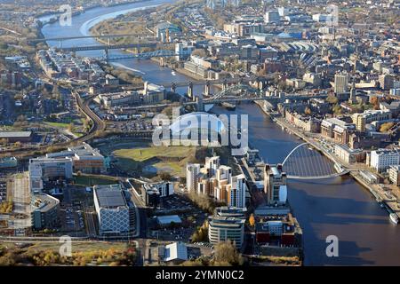 Aus der Vogelperspektive auf den Fluss Tyne und verschiedene Brücken (Tyne Bridge, Gateshead Millennium Bridge, Stockfoto