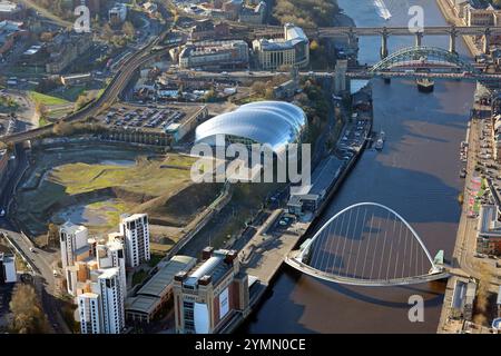 Aus der Vogelperspektive auf den Fluss Tyne und verschiedene Brücken (Tyne Bridge, Gateshead Millennium Bridge, Stockfoto