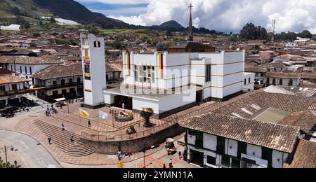 Sonson, Antioquia - Kolumbien. Oktober 2024. Katholische Kirche im Hauptpark der Gemeinde. Stockfoto