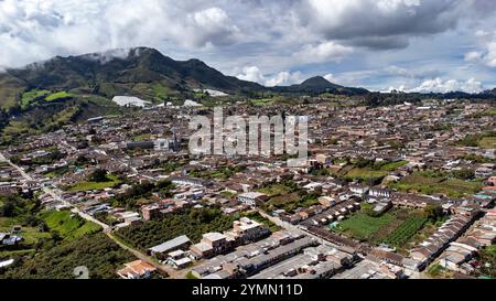 Sonson, Antioquia - Kolumbien. Oktober 2024. Bild mit einer Drohne, Gemeinde gegründet am 4. August 1800. Stockfoto