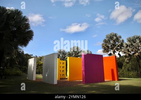 Brumadinho, Minas Gerais, Brasilien. Juli 2023. Das Kunstwerk „InvençÃ£o da Cor, PenetrÃvel Magic Square #5, de Luxe“ (1977) des brasilianischen bildenden Künstlers Hélio Oiticica in Inhotim. Das Inhotim Institute ist eine private brasilianische Einrichtung, die 2004 von Bernardo Paz, einem im Bergbau tätigen Unternehmer, gegründet wurde. Das 1.000 Hektar große Gelände ist sowohl ein bedeutendes Museum für zeitgenössische Kunst als auch ein botanischer Garten. 23 Pavillons und Galerien sind für die Öffentlichkeit zugänglich und zeigen die Werke von etwa hundert zeitgenössischen Künstlern aus der Vergangenheit Stockfoto