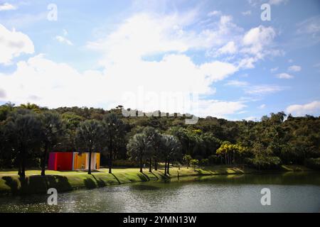 Brumadinho, Minas Gerais, Brasilien. Juli 2023. Das Kunstwerk „InvençÃ£o da Cor, PenetrÃvel Magic Square #5, de Luxe“ (1977) des brasilianischen bildenden Künstlers Hélio Oiticica in Inhotim. Das Inhotim Institute ist eine private brasilianische Einrichtung, die 2004 von Bernardo Paz, einem im Bergbau tätigen Unternehmer, gegründet wurde. Das 1.000 Hektar große Gelände ist sowohl ein bedeutendes Museum für zeitgenössische Kunst als auch ein botanischer Garten. 23 Pavillons und Galerien sind für die Öffentlichkeit zugänglich und zeigen die Werke von etwa hundert zeitgenössischen Künstlern aus der Vergangenheit Stockfoto