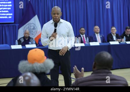 NY, USA. November 2024. Jamaica, Queens, New York, 21. November 2024: Bürgermeister Eric Adams veranstaltet am Donnerstag, den 21. November, „Talk with Eric: A Community Conversation“ in der 153-27 88th Avenue, Jamaica, NY. 2024. die Bewohner kamen zusammen, um mit dem Bürgermeister über wichtige Fragen der Gemeinschaft zu sprechen und den Dialog und die Verbindung zu fördern. Foto: Luiz Rampelotto/EuropaNewswire. (Kreditbild: © Luiz Rampelotto/ZUMA Press Wire) NUR REDAKTIONELLE VERWENDUNG! Nicht für kommerzielle ZWECKE! Stockfoto