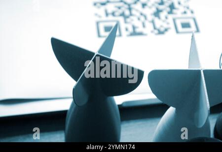 Prototypenmodell der Raketenbombenspitze, gedruckt auf 3D-Drucker. Kleine Modelle von Heckflossen, Heckkonus gedruckt auf 3D-Drucker aus geschmolzenem Kunststoff auf Tisch. Neue, innovative Drucktechnologie Stockfoto