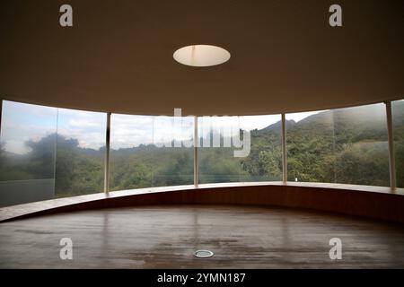 Sonic Pavilion (2009), eine Galerie des US-amerikanischen multidisziplinären Künstlers Doug Aitken in Inhotim. Das Inhotim Institute ist eine private brasilianische Einrichtung, die 2004 von Bernardo Paz, einem im Bergbau tätigen Unternehmer, gegründet wurde. Das 1.000 Hektar große Gelände ist sowohl ein bedeutendes Museum für zeitgenössische Kunst als auch ein botanischer Garten. 23 Pavillons und Galerien sind für die Öffentlichkeit zugänglich und zeigen die Werke von etwa hundert zeitgenössischen Künstlern aus über dreißig Ländern. Stockfoto