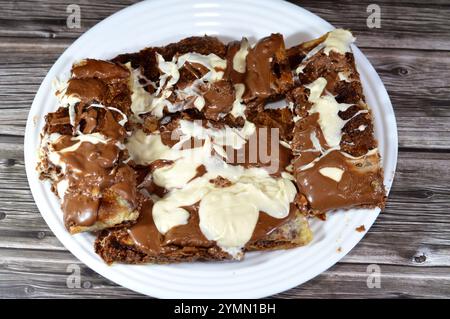 Knuspriger Filo-Phyllo-Teig dünner ungesäuerter Teig für die Herstellung von Gebäck, gefüllt mit Knafeh Konafa, einem traditionellen arabischen Dessert aus gesponnenem Gebäck Kataifi Stockfoto