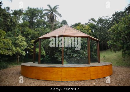 Brumadinho, Brasilien. Juli 2023. Die Galerie „Spiegelter Holzpavillon“ (2009) des brasilianischen Künstlers Valeska Soares in Inhotim. Das Inhotim Institute ist eine private brasilianische Einrichtung, die 2004 von Bernardo Paz, einem im Bergbau tätigen Unternehmer, gegründet wurde. Das 1.000 Hektar große Gelände ist sowohl ein bedeutendes Museum für zeitgenössische Kunst als auch ein botanischer Garten. 23 Pavillons und Galerien sind für die Öffentlichkeit zugänglich und zeigen die Werke von etwa hundert zeitgenössischen Künstlern aus über dreißig Ländern. (Foto: Apolline Guillerot-Malick/SOPA Images/SIPA USA) Credit: SIPA USA/Alamy Live News Stockfoto