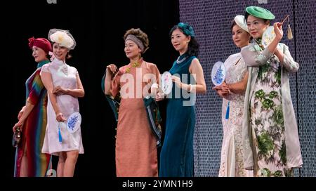 Chinesische Frauen in Cheongsam Modeschau, Edinburgh Festival Fringe by Nichang Upstyle Ladies’ Fashion Club, für Frauen ab 40 Jahren, Schottland, Großbritannien Stockfoto