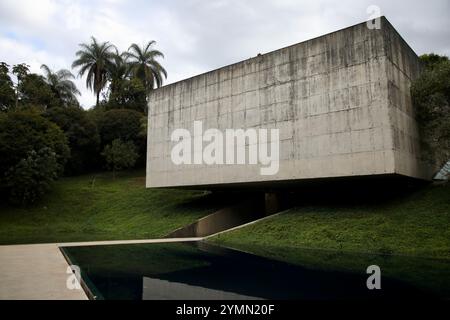 20. Juli 2023, Brumadinho, Minas Gerais, Brasilien: Galerie Adriana VarejÃ, 2008 eröffnet und vom Architekten Rodrigo CerviÃ±o Lopez in Inhotim entworfen. Das Inhotim Institute ist eine private brasilianische Einrichtung, die 2004 von Bernardo Paz, einem im Bergbau tätigen Unternehmer, gegründet wurde. Das 1.000 Hektar große Gelände ist sowohl ein bedeutendes Museum für zeitgenössische Kunst als auch ein botanischer Garten. 23 Pavillons und Galerien sind für die Öffentlichkeit zugänglich und zeigen die Werke von etwa hundert zeitgenössischen Künstlern aus über dreißig Ländern. (Foto: © Apolline Guillerot-Malick/SOPA Images via ZUMA Press Wire) EDITORI Stockfoto