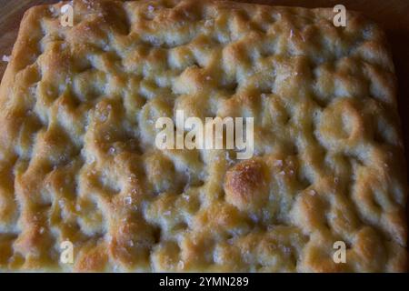 mediterrane italienische Focaccia mit Blick auf Öl und Salz von oben, Vollformat Stockfoto