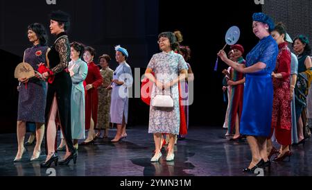 Chinesische Frauen in Cheongsam Modeschau, Edinburgh Festival Fringe by Nichang Upstyle Ladies’ Fashion Club, für Frauen ab 40 Jahren, Schottland, Großbritannien Stockfoto