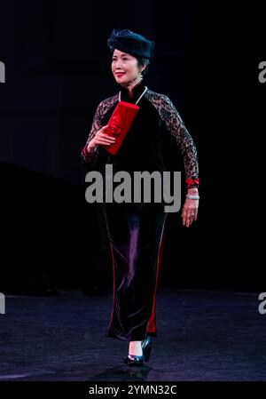 Chinesische Frau Cheongsam Modeschau, Edinburgh Festival Fringe by Nichang Upstyle Ladies’ Fashion Club, für Frauen ab 40 Jahren, Schottland, Großbritannien Stockfoto