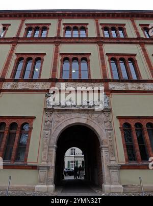 Wismar, Deutschland. November 2024. Das örtliche Gericht, wo ein Prozess wegen Verletzung der Schulpflicht beginnen sollte. Der Angeklagte erschien nicht und konnte von der Polizei zu Hause nicht gefunden und anschließend bedient werden. Sie soll ihren Sohn seit Jahren nicht zur Schule geschickt haben und auch nicht mit den Behörden und der Schule zusammengearbeitet haben. Quelle: Bernd Wüstneck/dpa/Alamy Live News Stockfoto