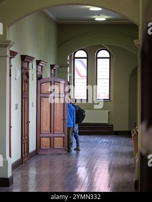 Wismar, Deutschland. November 2024. Der Korridor im Amtsgericht mit dem Gerichtssaal (hinten links), wo ein Prozess wegen Verletzung der Schulpflicht beginnen sollte. Die Angeklagte erschien weder, noch konnte sie von der Polizei zu Hause gefunden und anschließend bedient werden. Sie soll ihren Sohn seit Jahren nicht zur Schule geschickt haben und nicht mit den Behörden und der Schule zusammengearbeitet haben. Quelle: Bernd Wüstneck/dpa/Alamy Live News Stockfoto