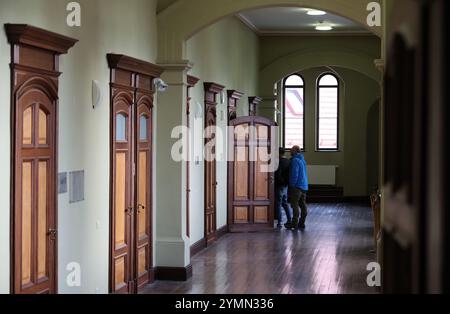 Wismar, Deutschland. November 2024. Der Korridor im Amtsgericht mit dem Gerichtssaal (hinten links), wo ein Prozess wegen Verletzung der Schulpflicht beginnen sollte. Die Angeklagte erschien weder, noch konnte sie von der Polizei zu Hause gefunden und anschließend bedient werden. Sie soll ihren Sohn seit Jahren nicht zur Schule geschickt haben und nicht mit den Behörden und der Schule zusammengearbeitet haben. Quelle: Bernd Wüstneck/dpa/Alamy Live News Stockfoto