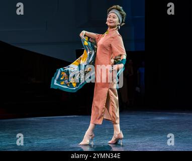 Chinesische Frau Cheongsam Modeschau, Edinburgh Festival Fringe by Nichang Upstyle Ladies’ Fashion Club, für Frauen ab 40 Jahren, Schottland, Großbritannien Stockfoto