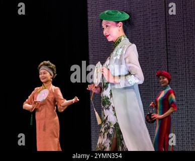 Chinesische Frauen in Cheongsam Modeschau, Edinburgh Festival Fringe by Nichang Upstyle Ladies’ Fashion Club, für Frauen ab 40 Jahren, Schottland, Großbritannien Stockfoto