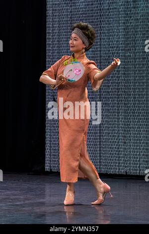 Chinesische Frau Cheongsam Modeschau, Edinburgh Festival Fringe by Nichang Upstyle Ladies’ Fashion Club, für Frauen ab 40 Jahren, Schottland, Großbritannien Stockfoto