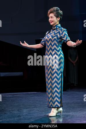 Chinesische Frau Cheongsam Modeschau, Edinburgh Festival Fringe by Nichang Upstyle Ladies’ Fashion Club, für Frauen ab 40 Jahren, Schottland, Großbritannien Stockfoto