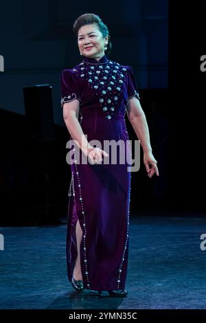 Chinesische Frau Cheongsam Modeschau, Edinburgh Festival Fringe by Nichang Upstyle Ladies’ Fashion Club, für Frauen ab 40 Jahren, Schottland, Großbritannien Stockfoto