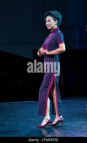 Chinesische Frau Cheongsam Modeschau, Edinburgh Festival Fringe by Nichang Upstyle Ladies’ Fashion Club, für Frauen ab 40 Jahren, Schottland, Großbritannien Stockfoto